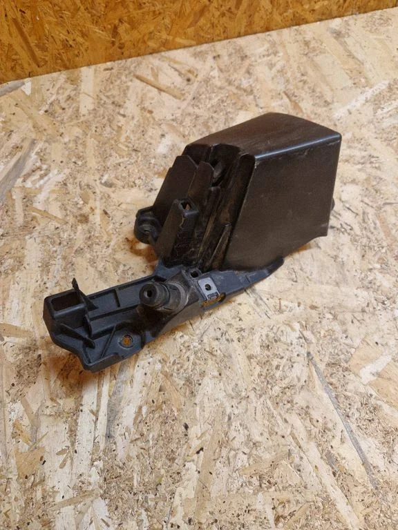 Rear bumper mounting bracket 9687948980