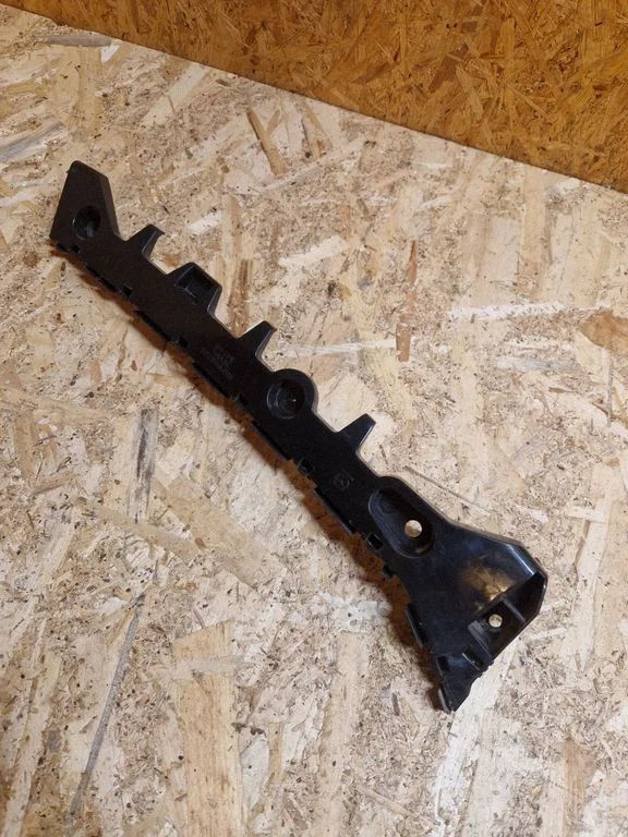 Rear bumper mounting bracket GHP9502J1