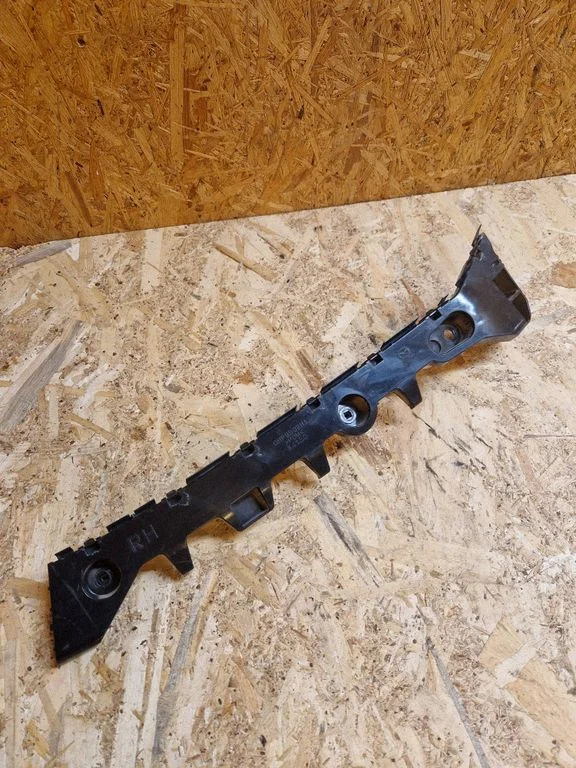 Rear bumper mounting bracket GHP9502H1