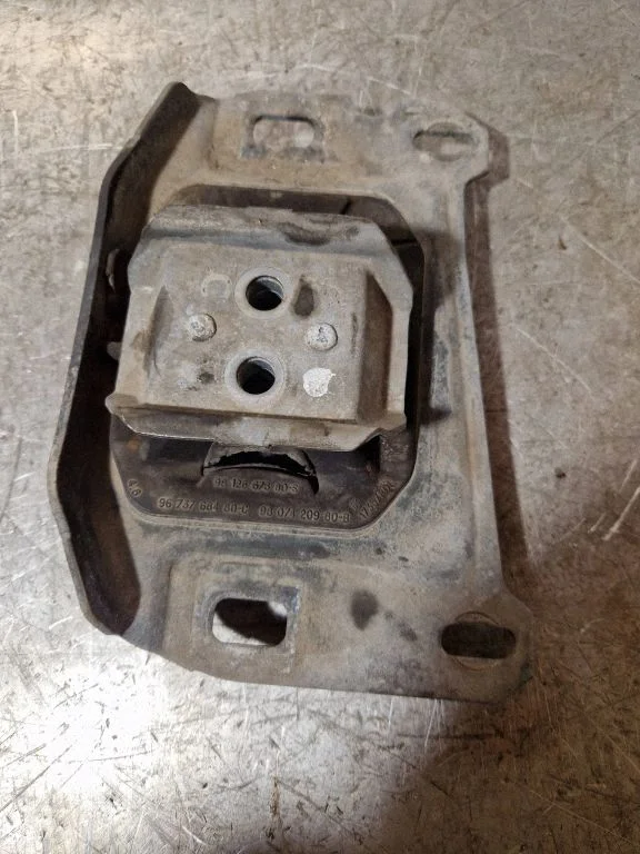 Gearbox mount 9812667680