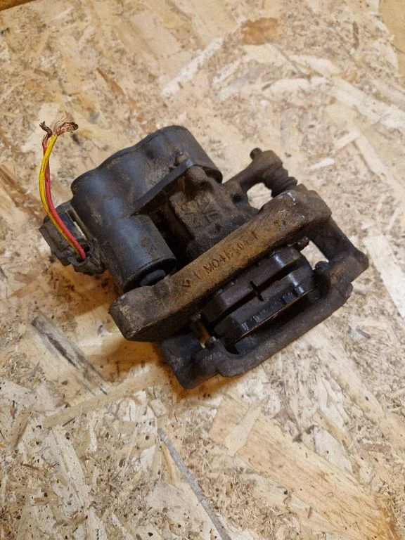 Rear brake caliper AE777007