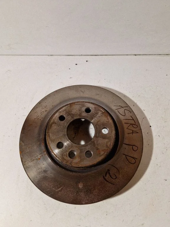 Tarcza hamulcowa przednia – Opel Astra J (2010-2015)