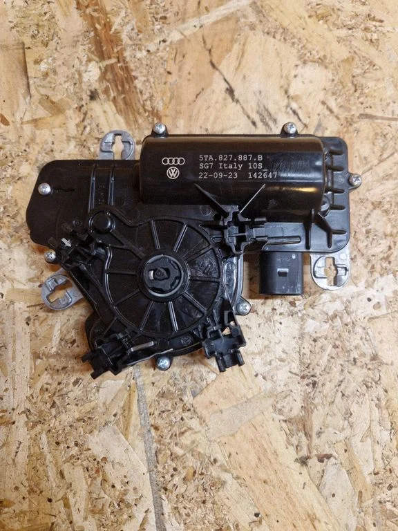 Domykacz klapy bagażnika – Skoda Octavia Mk4 (2019-)