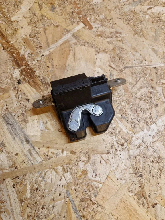 Tailgate/trunk/boot lock/catch/latch 55701971