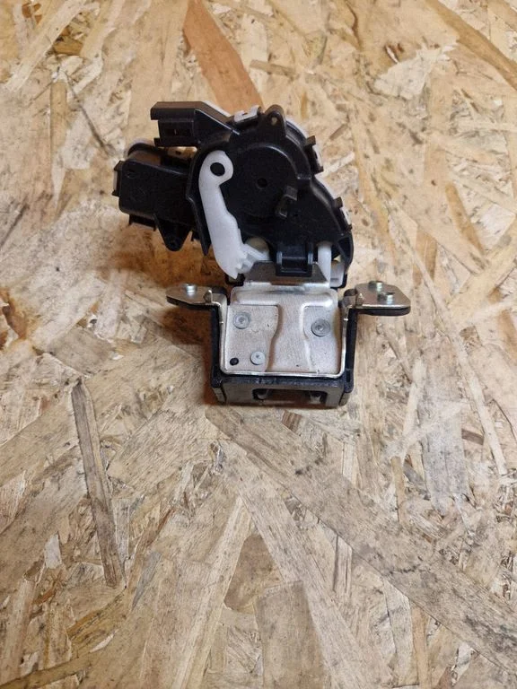 Tailgate/trunk/boot lock/catch/latch C6728