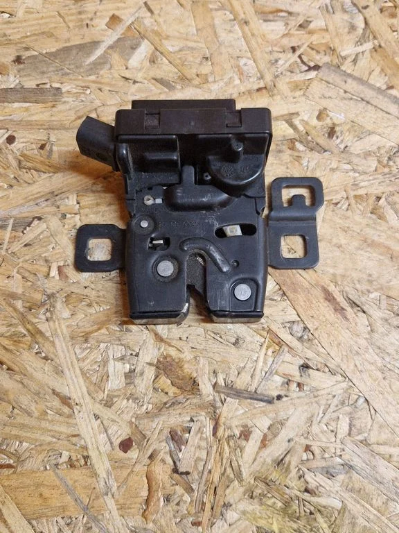 Tailgate window lock/catch/latch – Land Rover Range Rover Sport L320 (2005-2013)