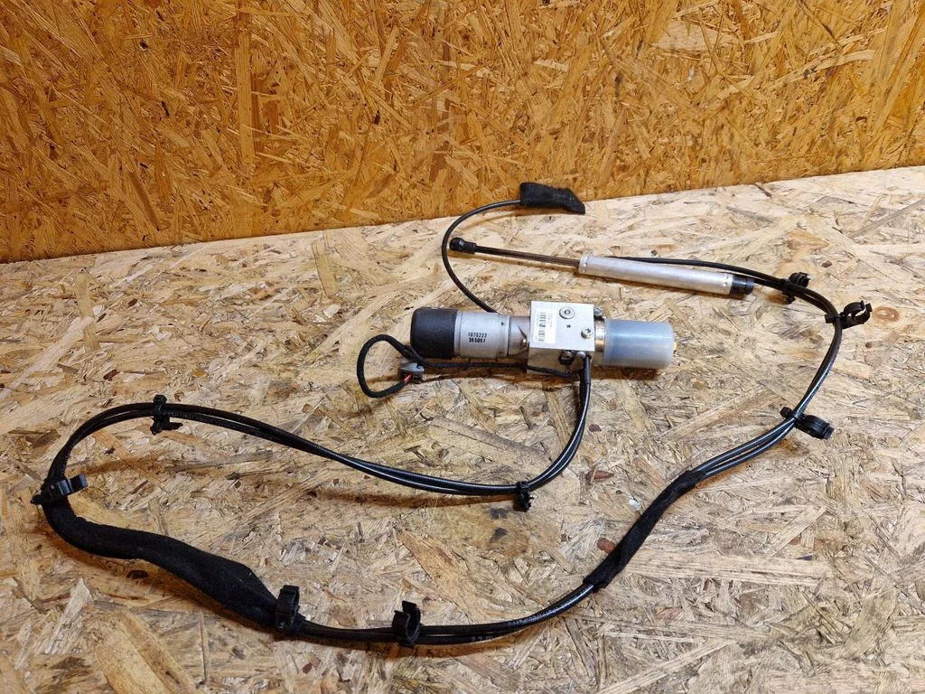 Tailgate hydraulic set – Volvo V70 (2008-2013)