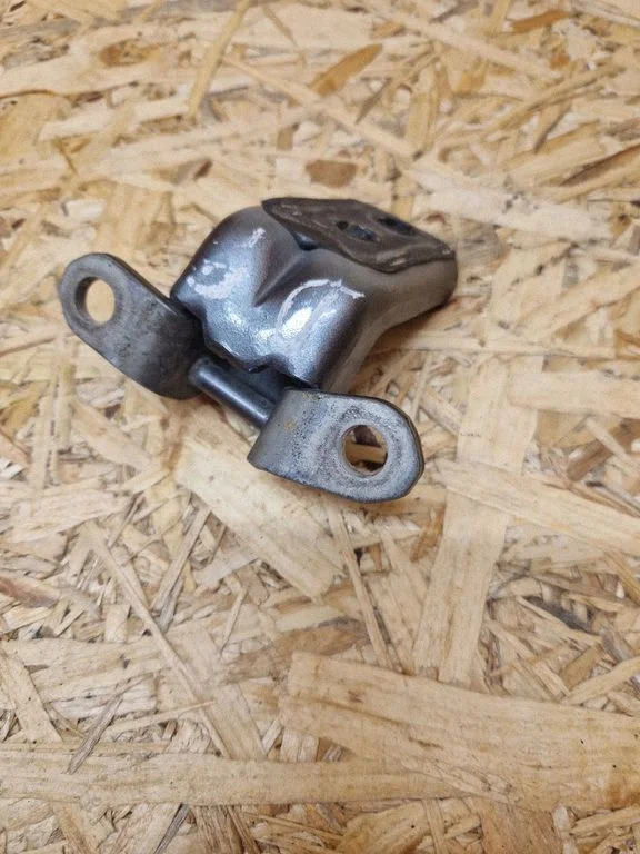 Front door lower hinge – Nissan Qashqai (2014-2016)