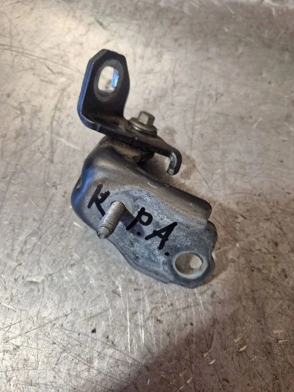Front door lower hinge – Ford Mondeo MK V (2014-)