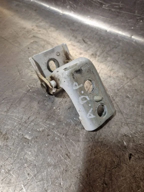 Front door lower hinge – Toyota ProAce City (2019-)