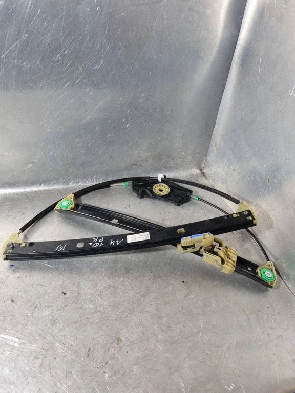 Front window lifting mechanism without motor – Audi A4 Allroad B8 (2008-2016)