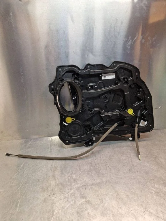 Front window lifting mechanism without motor – Chrysler Pacifica (2017-)