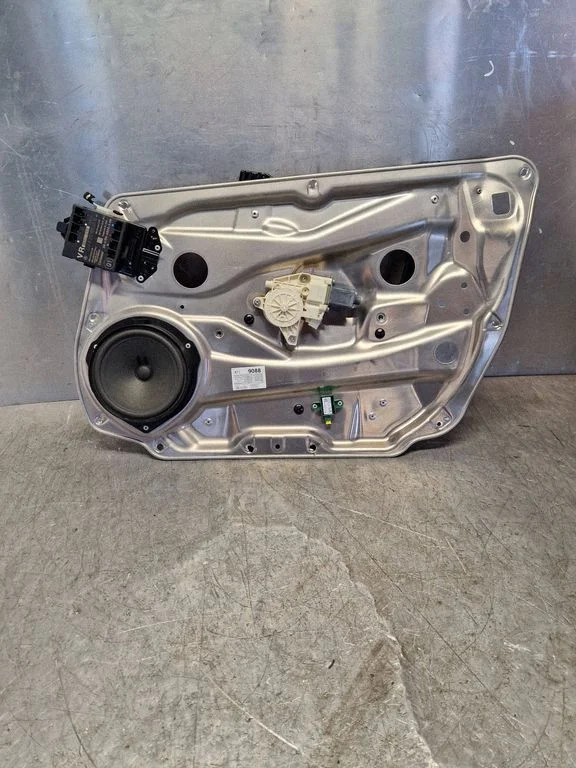 Front window lifting mechanism without motor – Mercedes-Benz E-Class W212 (2009-2016)