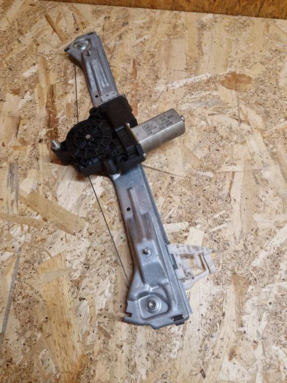 Front door window regulator with motor 1060308