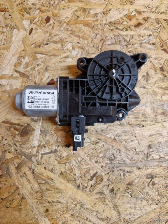 Front door window regulator motor 82450G5010
