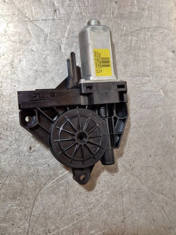 Priekšējā loga pacēlāja motoriņš 966268103