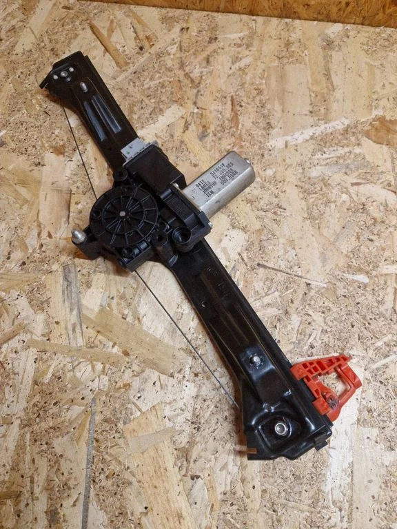 Front door window regulator with motor 1060308