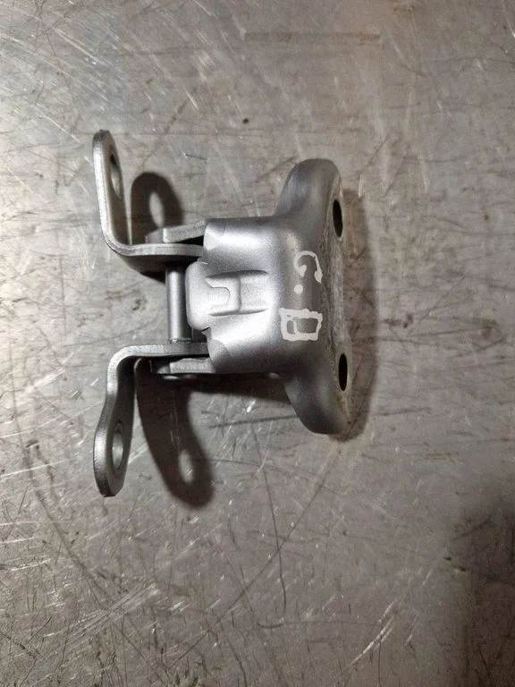 Rear door upper hinge – Toyota Camry VIII XV70 (2017-2024)