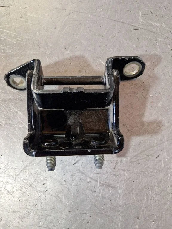 Rear door upper hinge – Nissan X-Trail T31 (2007-2014)