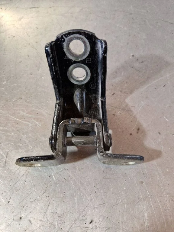 Rear door upper hinge – Nissan X-Trail T31 (2007-2014)