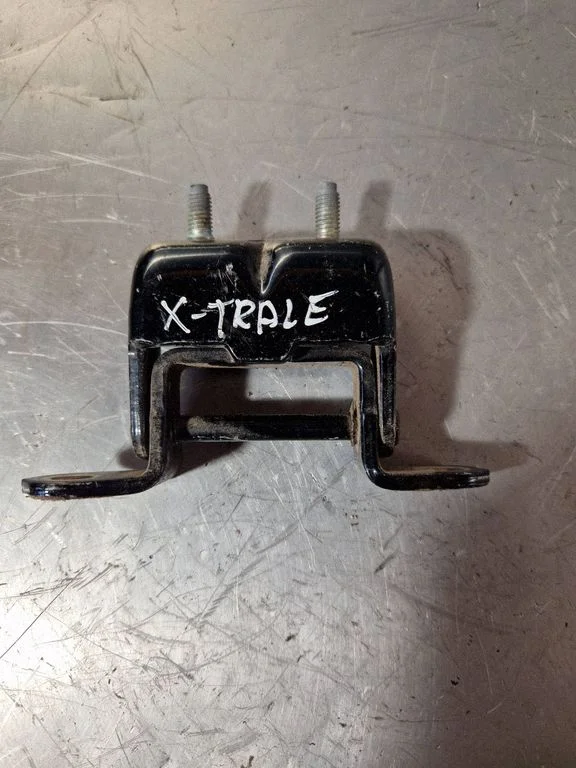 Rear door upper hinge – Nissan X-Trail T31 (2007-2014)