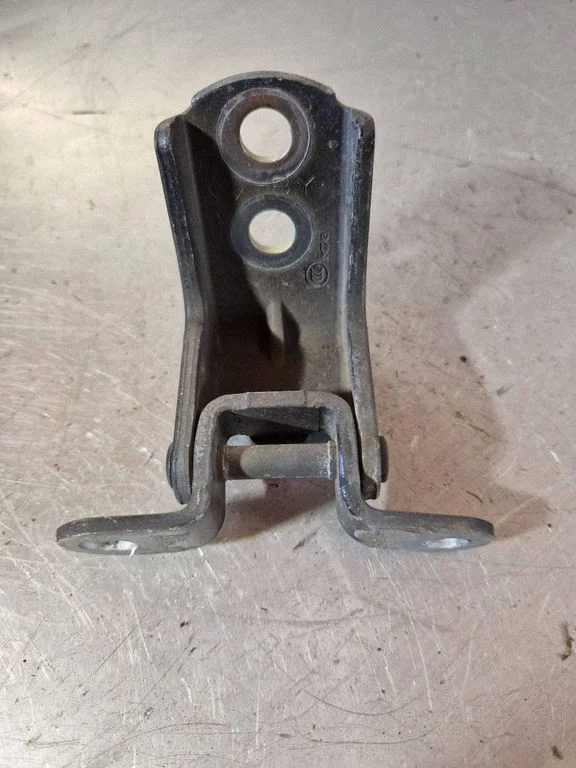 Rear door upper hinge – Nissan X-Trail T31 (2007-2014)