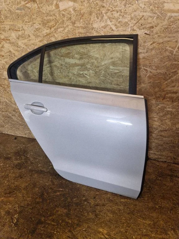 Rear door – right