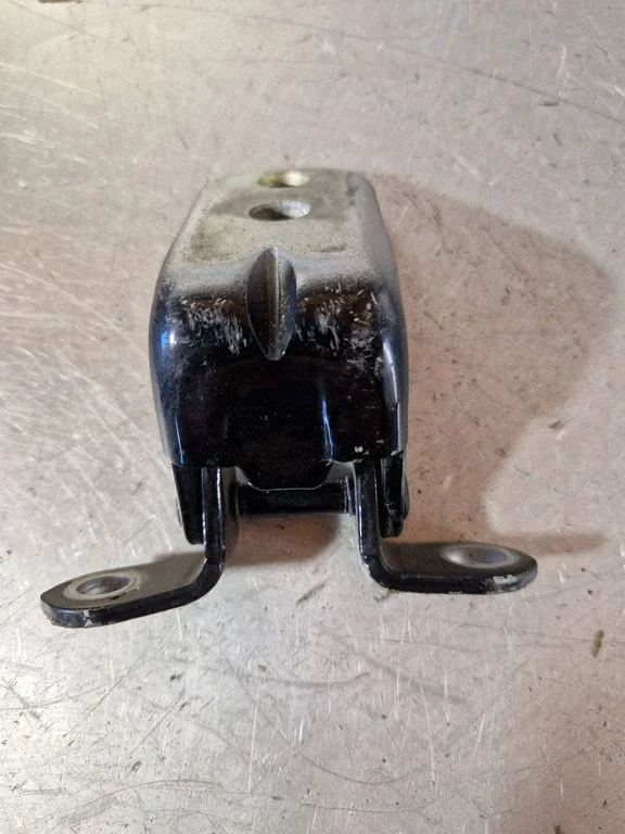 Rear door upper hinge – Nissan X-Trail T31 (2007-2014)