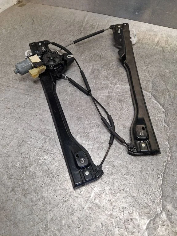 Front door window regulator with motor – right