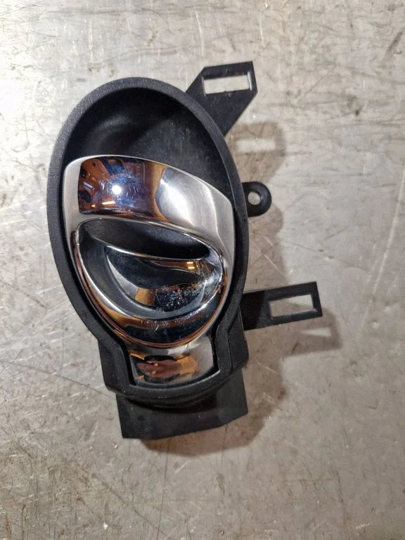 Tagaukse sisemine käepide – Nissan Juke I F15 (2010-2018)