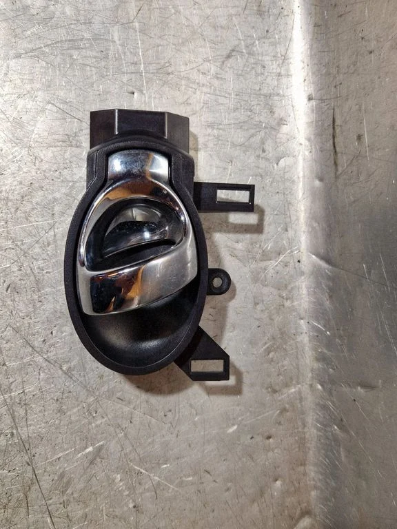 Tagaukse sisemine käepide – Nissan Juke I F15 (2010-2018)