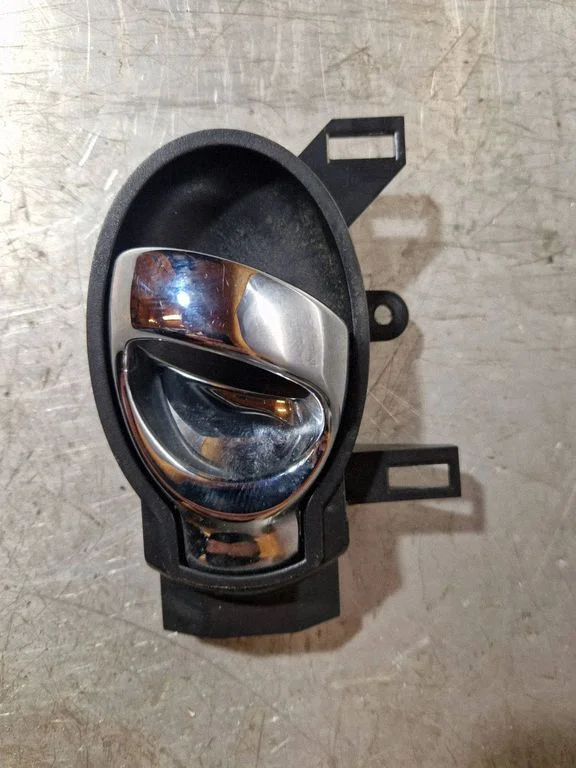 Tagaukse sisemine käepide – Nissan Juke I F15 (2010-2018)