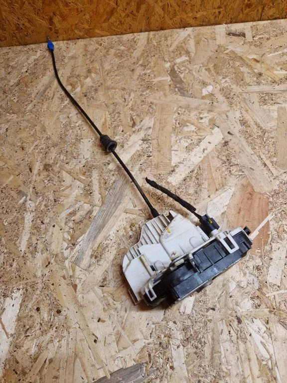 Rear door lock P04589697AA