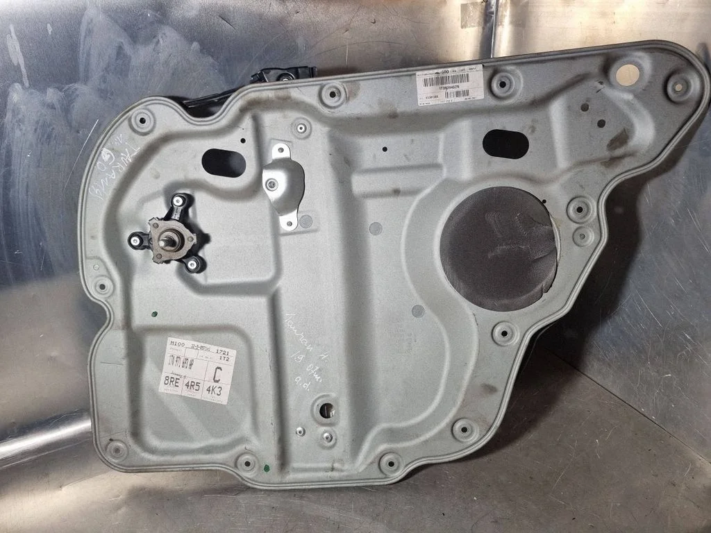 Podnośnik szyby tylnej mechaniczny (ręczny) – Volkswagen Touran I (2003-2010)