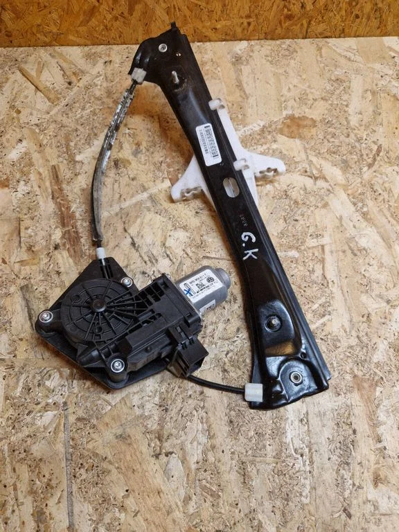 Rear door window regulator with motor 6R0959811T