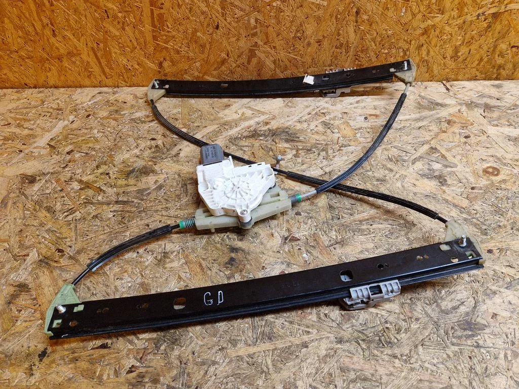 Tagaukse elektriline aknatõstuk mootoriga 8K0959802A