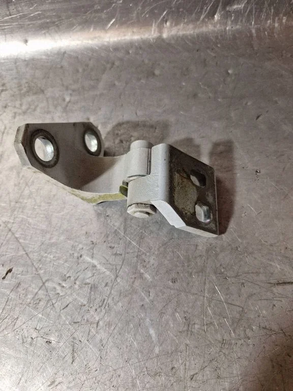 Front door upper hinge – Volkswagen Golf Plus (2005-2013)
