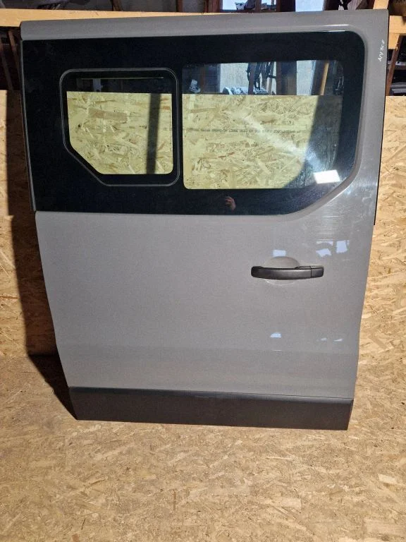 Side sliding door – right