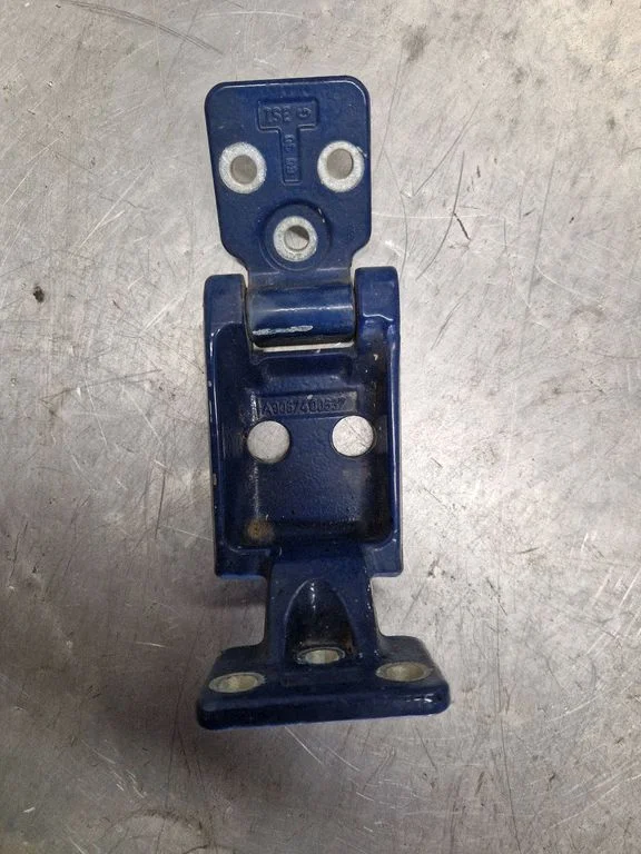 Loading door lower hinge – Volkswagen Crafter (2006-2016)
