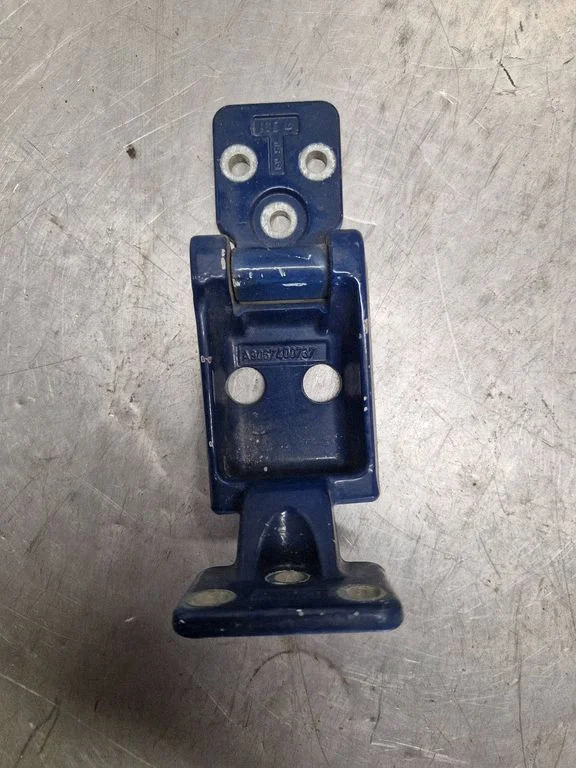 Loading door lower hinge – Volkswagen Crafter (2006-2016)