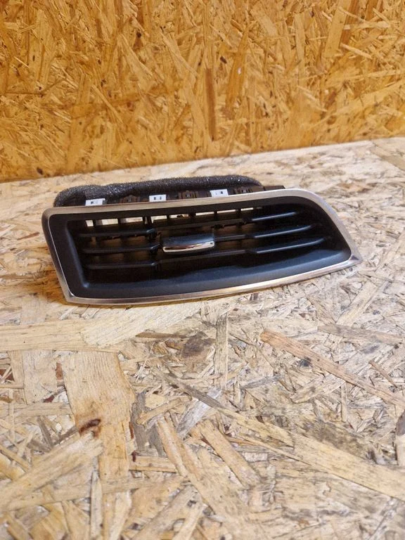 Dash center air vent grill EM2B19C681AB