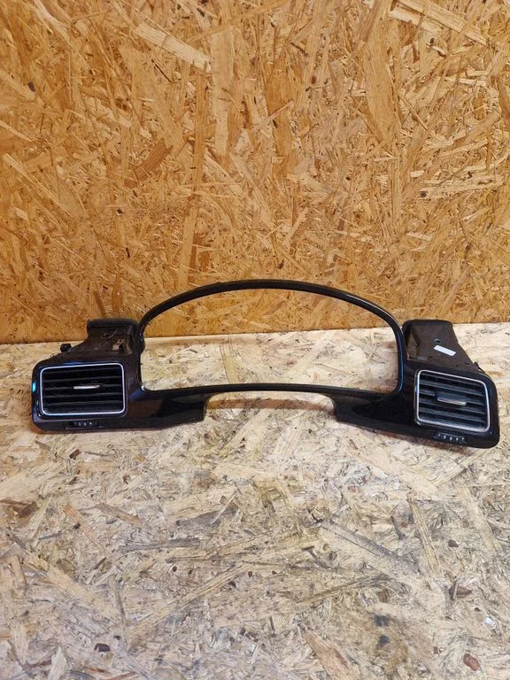 Dashboard trim – Volkswagen Touareg II (2010-2018)