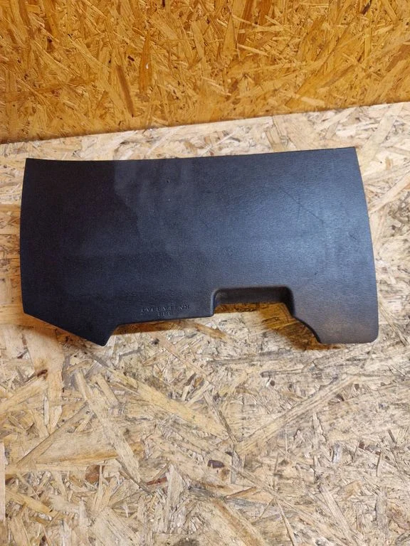Knee airbag – Toyota Avensis T270 (2012-2015)