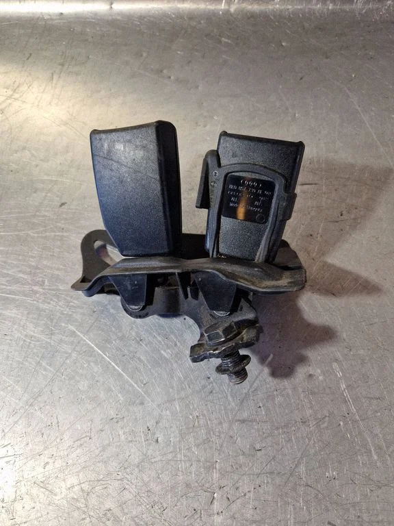 Middle seatbelt buckle (rear) – Audi A4 Allroad B8 (2008-2016)