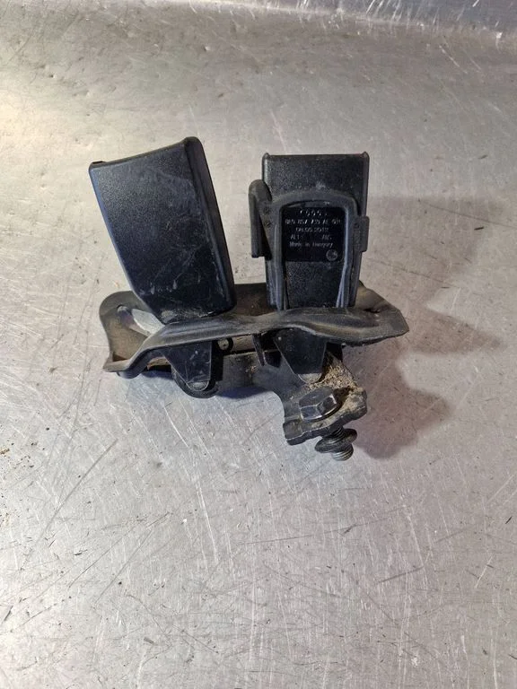 Middle seatbelt buckle (rear) – Audi A4 Allroad B8 (2008-2016)