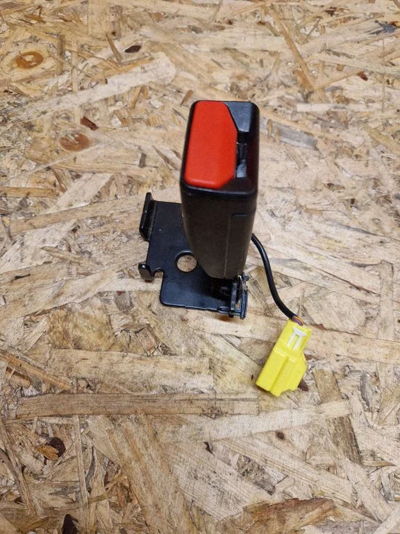 Rear seatbelt buckle – Volvo V40 (2012-2019)
