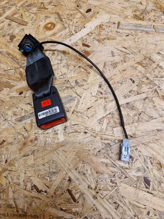 Rear seatbelt buckle 888226412R