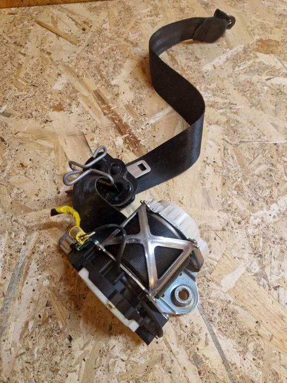 Front seatbelt 34019922B