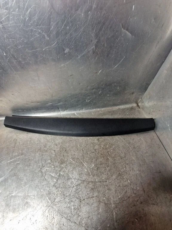 Tailgate/trunk upper cover trim