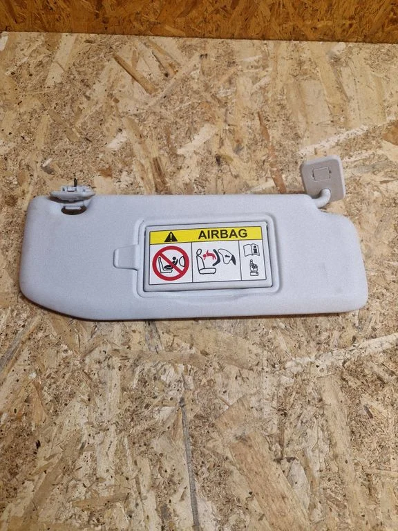 Sun visor – right